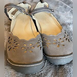 Women JBL sandals size 8M, used good condition